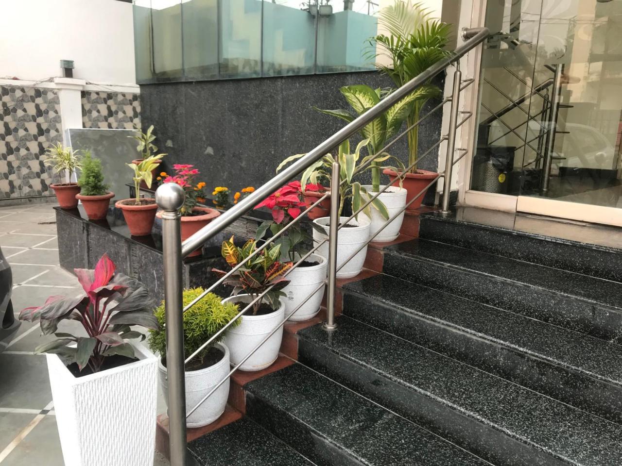 Hotel Sunrise Inn Лакхнау Экстерьер фото