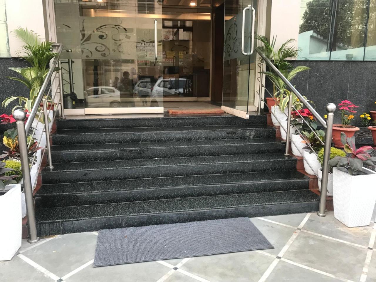 Hotel Sunrise Inn Лакхнау Экстерьер фото